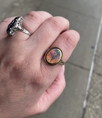 Vintage Opal Blue Green Orange Oval 14K Yellow Gold Bezel Set Ring 4.05 grams