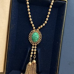 Vtg 1973 AVON Signed Gold Tone Ball Chain Lariat Green Slide Tassel 40″ Necklace