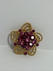 Vintage Weiss rhinestone brooch with 16 gorgeous rhinestones. 6.4 and 2 mm stone