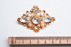 Vintage brooch rhinestone clear & pearls gold-toned Baroque style.