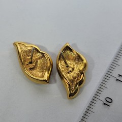 Vintage Gold-Tone Blue Leaf Earrings – Elegant Clip-On Style for All Occasions