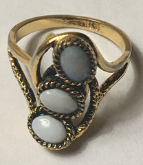 VINTAGE 3/4″ GOLD OVERLAY ESTATE COCKTAIL RING W/ 3 WHITE OVAL OPALESCENT STONES