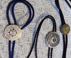 LARGE VINTAGE LOT MEN’S WOMEN’S ACCESSORIES & JEWELRY BOLO TIES EARRINGS++