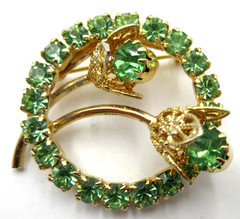 VTG BAR LINK FLOWER WREATH green RHINESTONE gold tone METAL OPEN WORK Brooch Pin