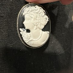 VTG Resin Sterling Left Facing Black & White Cameo Pendant Costume Jewelry