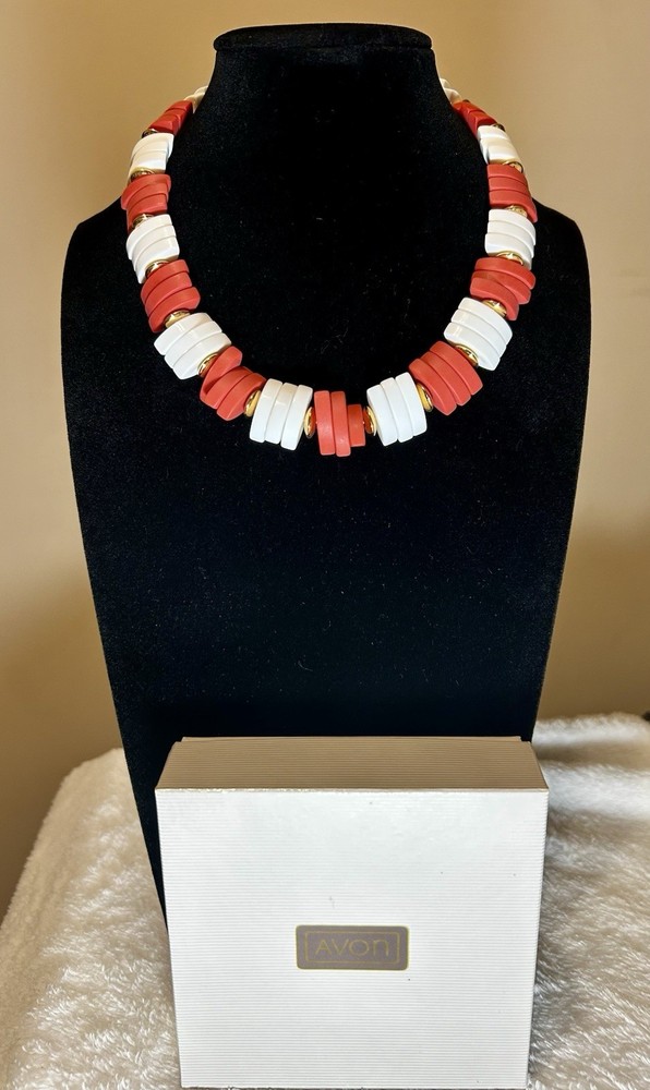 Vintage 1986 Avon “Spectator” necklace with box
