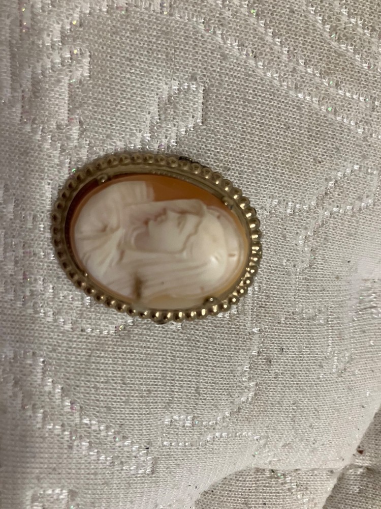 vintage 1 inch high cameo pendant