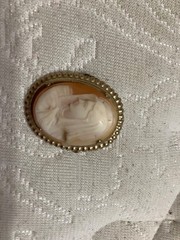 vintage 1 inch high cameo pendant