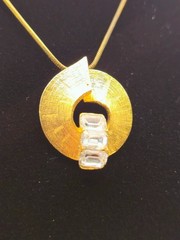Vtg Gold-tone necklace ring pendant with trio of baguette-cut rhinestones