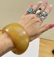 Vtg 1960s 70s LUCITE Acrylic Resin Chunky Applesauce Speckled Heavy Bangle 92g