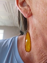 Vintage Contemporary Gold Tone Yellow/Amber Colored Teardrop Pierced Earrings