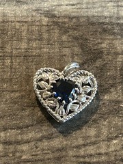 VINTAGE LADIES 10K WHITE GOLD HEART CHARM PENDANT BLUE SAPPHIRE MIDDLE 1.4 GRAMS