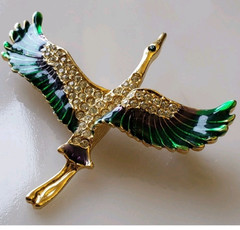 Vtg Giovanni Signed Stork Bird in Flight Gold Plated Enamel Clear Crystal Brooch