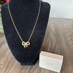 Vintage Avon 18” Gold Tone Necklace With A Gold Bow Pendant Statement 1984