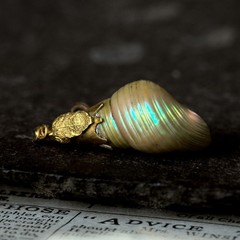 UNUSUAL ANTIQUE VICTORIAN GOLD SPIRAL MAIREENER RAINBOW KELP SHELL CHARM PENDANT