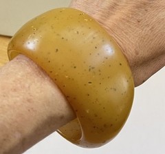 Vtg 1960s 70s LUCITE Acrylic Resin Chunky Applesauce Speckled Heavy Bangle 92g
