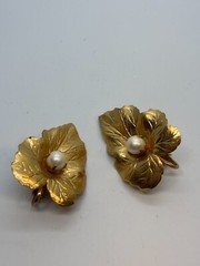 Vintage Earrings Sarah Coventry Stunning Antique Gold Tone Metal Leaves