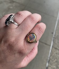 Vintage Opal Blue Green Orange Oval 14K Yellow Gold Bezel Set Ring 4.05 grams