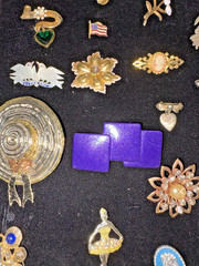 Lot Of 33 Vintage Costume Broaches Brooches Pins Estate Sale Finds Jewelry