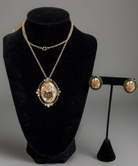 Vtg Signed Sarah Coventry Rose Floral Cameo Pendant Necklace Matching Earrings