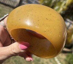 Vtg 1960s 70s LUCITE Acrylic Resin Chunky Applesauce Speckled Heavy Bangle 92g