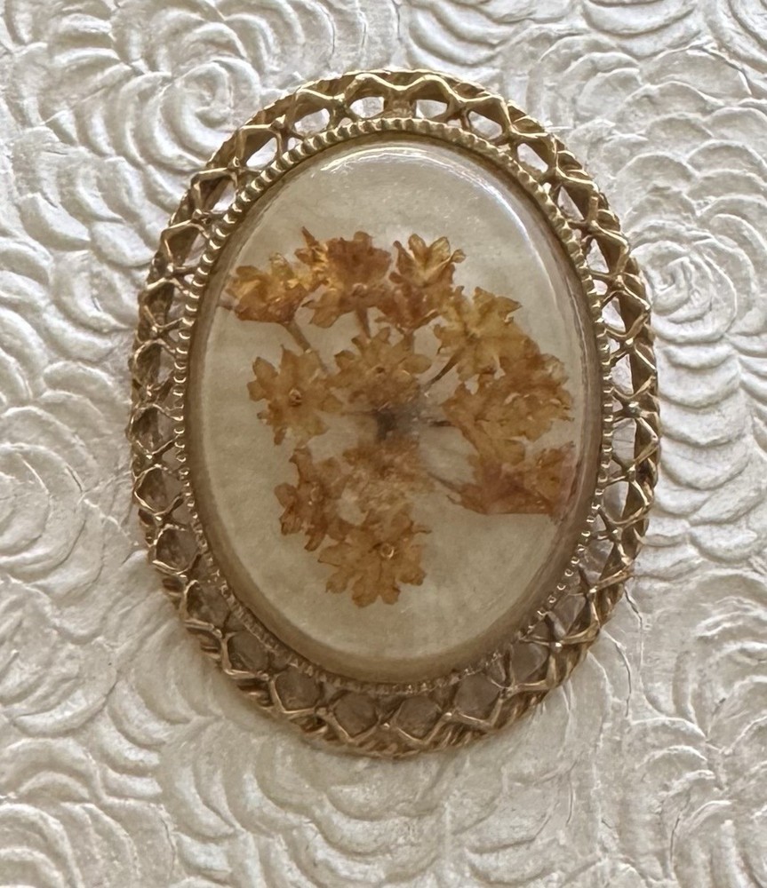 Unique vintage dry flower cameo brooch / Pendant