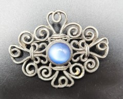 Vtg Silver Tone Scroll Work W/ Blue Irredescent Center Cabochon Bead Brooch 2.5″