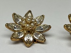 Vintage Gold Plated Crystal Clear Rhinestones Flower Design w/faux pearl center