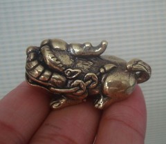 Solid Brass Pixiu Lucky Beast Statue Charm Pendant Vintage Style Bags Ornament