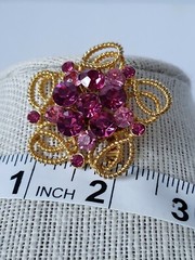 Vintage Weiss rhinestone brooch with 16 gorgeous rhinestones. 6.4 and 2 mm stone