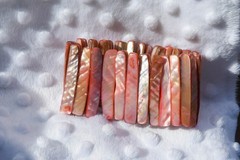 Vintage 1.75″ high Pink Abalone shell bracelet with stretch
