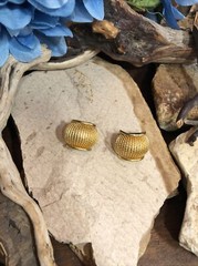 Vintage I.N.A.R Gold tone Ribbed Scalloped Clip on Earrings 15.3g, 1 1/8″ Italy