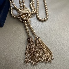 Vtg 1973 AVON Signed Gold Tone Ball Chain Lariat Green Slide Tassel 40″ Necklace