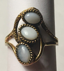 VINTAGE 3/4″ GOLD OVERLAY ESTATE COCKTAIL RING W/ 3 WHITE OVAL OPALESCENT STONES