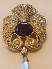 Retro VTG Jeff Lieb signed gold tone purple cabochon & pearl charm pin brooch