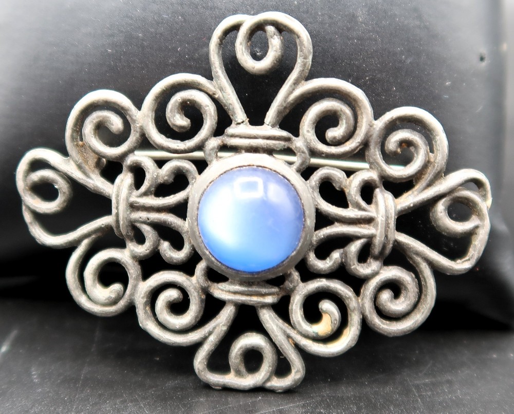 Vtg Silver Tone Scroll Work W/ Blue Irredescent Center Cabochon Bead Brooch 2.5″