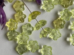 SALE VINTAGE URANIUM OPAL GREEN YELLOW GLASS FLOWER CLUSTER NECKLACE SET ARTISAN