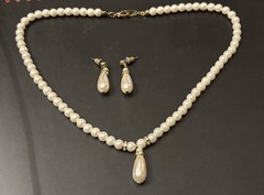 2 Vintage Unbranded Pearl Necklace & Pierced Earring Sets Choker Gold Tone