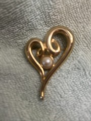 vintage gold tone Heart Shaped brooch With Pearl Inlay 3.5” 1980-1989