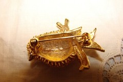 TWO VINTAGE GOLD TONE RHINESTONE BIRD BROOCHES GREEN EYES PEARL
