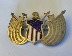 VINTAGE UNIQUE UNITED STATES CREST KNIGHTS SILVER ENAMEL BROOCH PINBACK