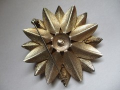 Sarah Coventry brooch pin gold tone vintage daisy flower 2″ chunky statement
