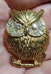 Owl Brooch – Gold Tone Rhinestone Eyes – Vintage