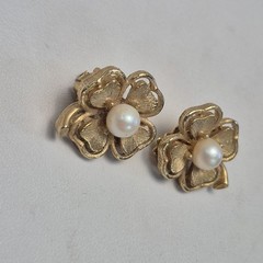 Vintage Lisner Yellow Gold Plated Pearl 4 Leaf Clover Clip On Earrings Signed