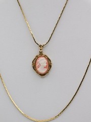 J711-VINTAGE NECKLACE~GOLD TONE/DOUBLE STAND CHAIN~CAMEO PENDANT~18″