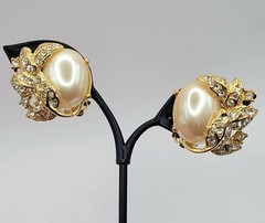 Vtg Richelieu Faux Pearl Floral Rhinestone Cluster ClipOn Earrings Gold Tone