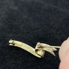 1984 Avon Gold Tone Ribbon Brooch with One Pearl