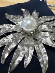 SARAH COVENTRY Silvertone LARGE FAUX PEARL SUNBURST BROOCH PIN
