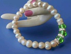 CULTURED WHITE PEARL BRACELET WITH 3 FACETED GREEN CRYSTALS (One Size Fits Most)