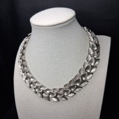 Vintage Grooved Leaves Necklace Silver Tone. 16.821